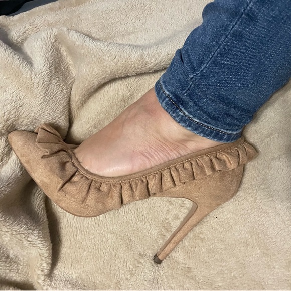 BCBG Shoes - Bcbg beige ruffle pump